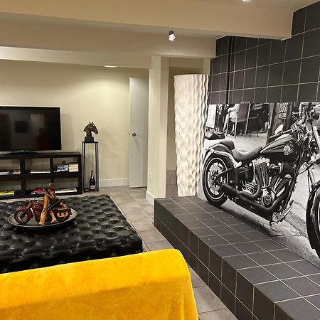 Grouse Cheerful Large Private Bedroom, Bath, Shared Deck, Pool, Hot Tub 노스밴쿠버 외부 사진