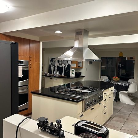 Grouse Cheerful Large Private Bedroom, Bath, Shared Deck, Pool, Hot Tub 노스밴쿠버 외부 사진