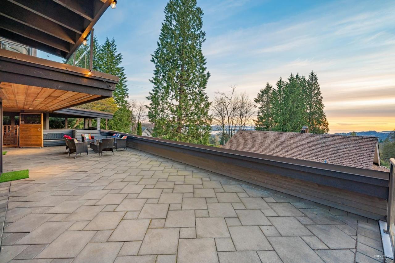 Grouse Cheerful Large Private Bedroom, Bath, Shared Deck, Pool, Hot Tub 노스밴쿠버 외부 사진