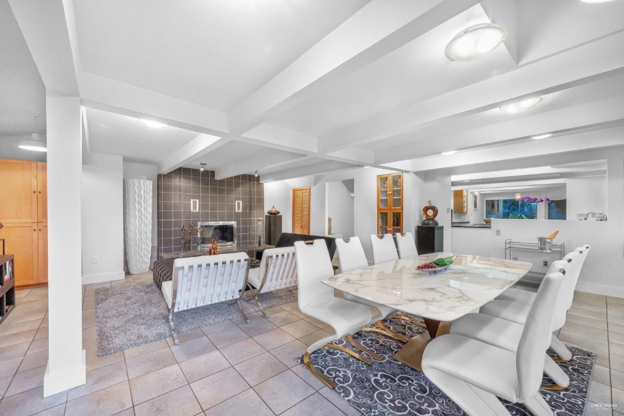 Grouse Cheerful Large Private Bedroom, Bath, Shared Deck, Pool, Hot Tub 노스밴쿠버 외부 사진