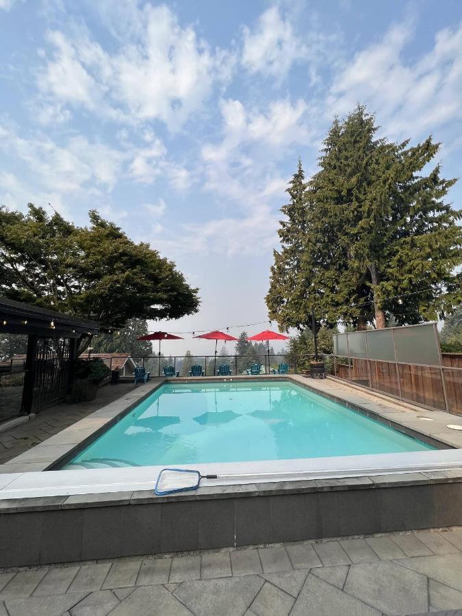 Grouse Cheerful Large Private Bedroom, Bath, Shared Deck, Pool, Hot Tub 노스밴쿠버 외부 사진