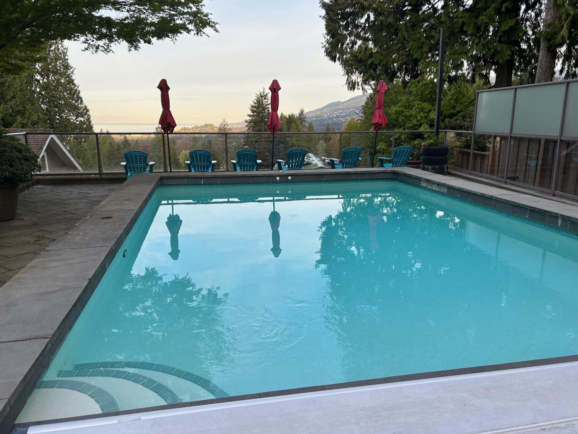 Grouse Cheerful Large Private Bedroom, Bath, Shared Deck, Pool, Hot Tub 노스밴쿠버 외부 사진