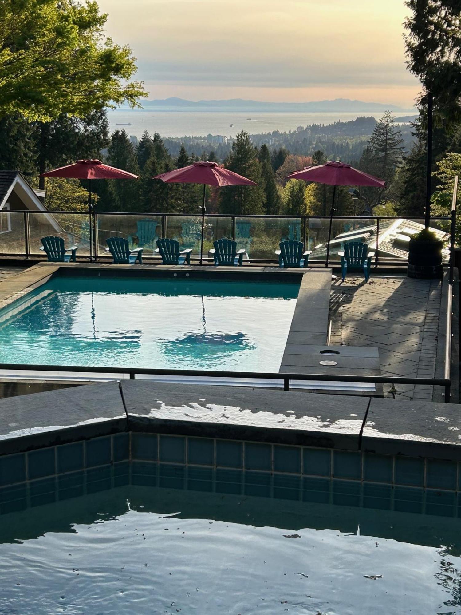 Grouse Cheerful Large Private Bedroom, Bath, Shared Deck, Pool, Hot Tub 노스밴쿠버 외부 사진