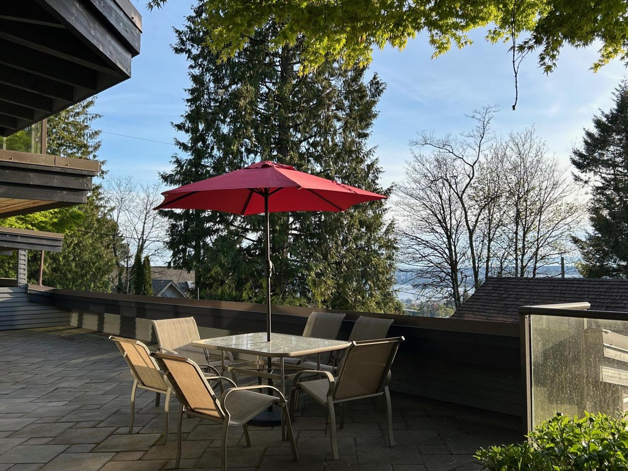 Grouse Cheerful Large Private Bedroom, Bath, Shared Deck, Pool, Hot Tub 노스밴쿠버 외부 사진