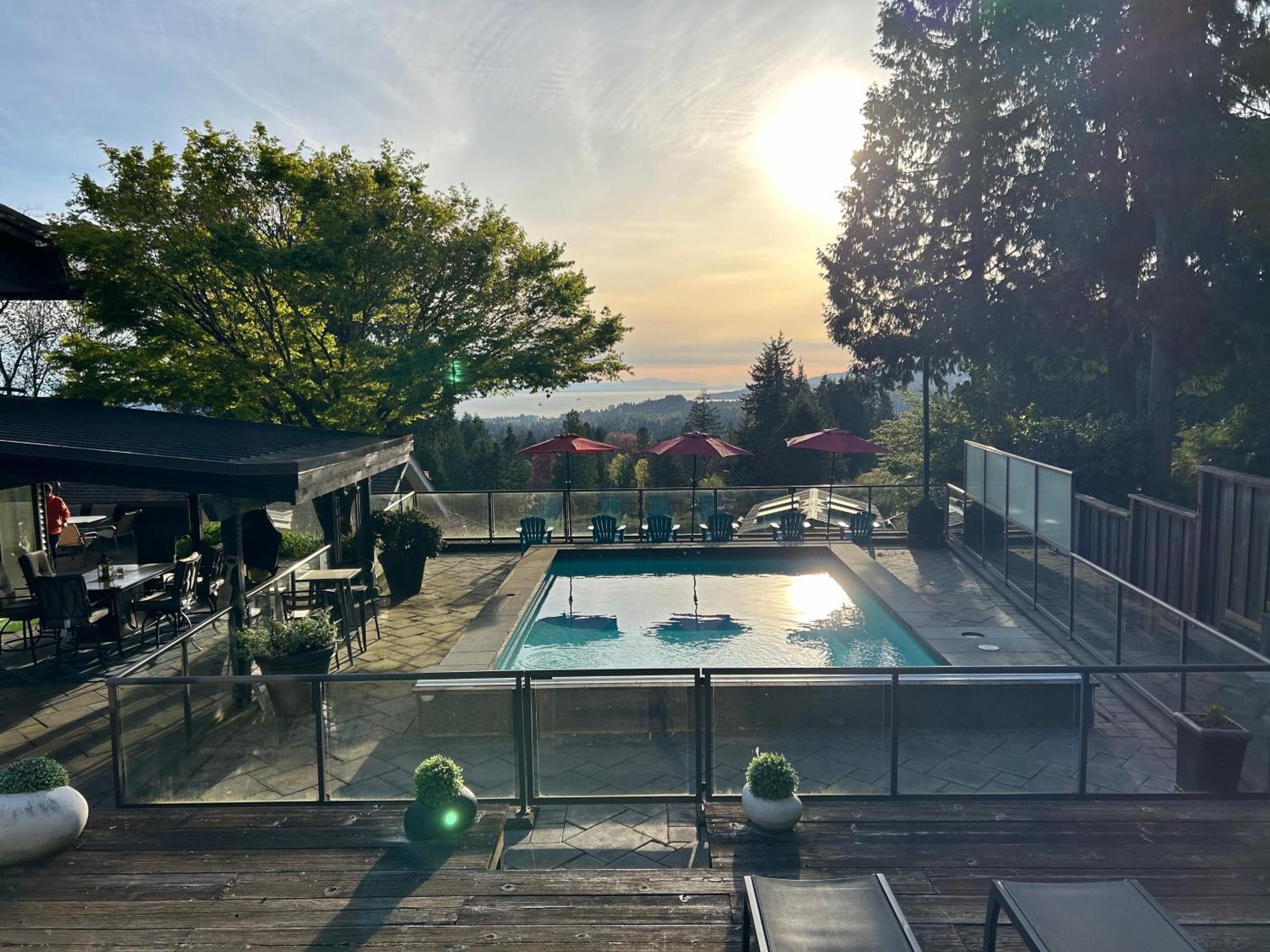 Grouse Cheerful Large Private Bedroom, Bath, Shared Deck, Pool, Hot Tub 노스밴쿠버 외부 사진