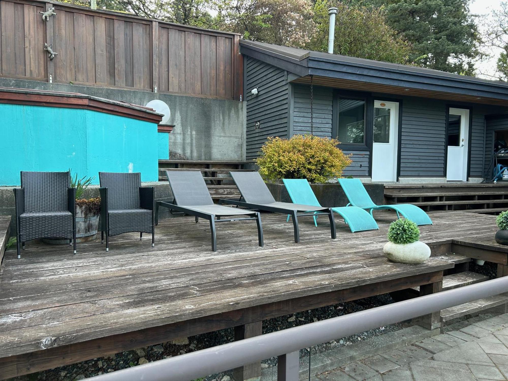 Grouse Cheerful Large Private Bedroom, Bath, Shared Deck, Pool, Hot Tub 노스밴쿠버 외부 사진