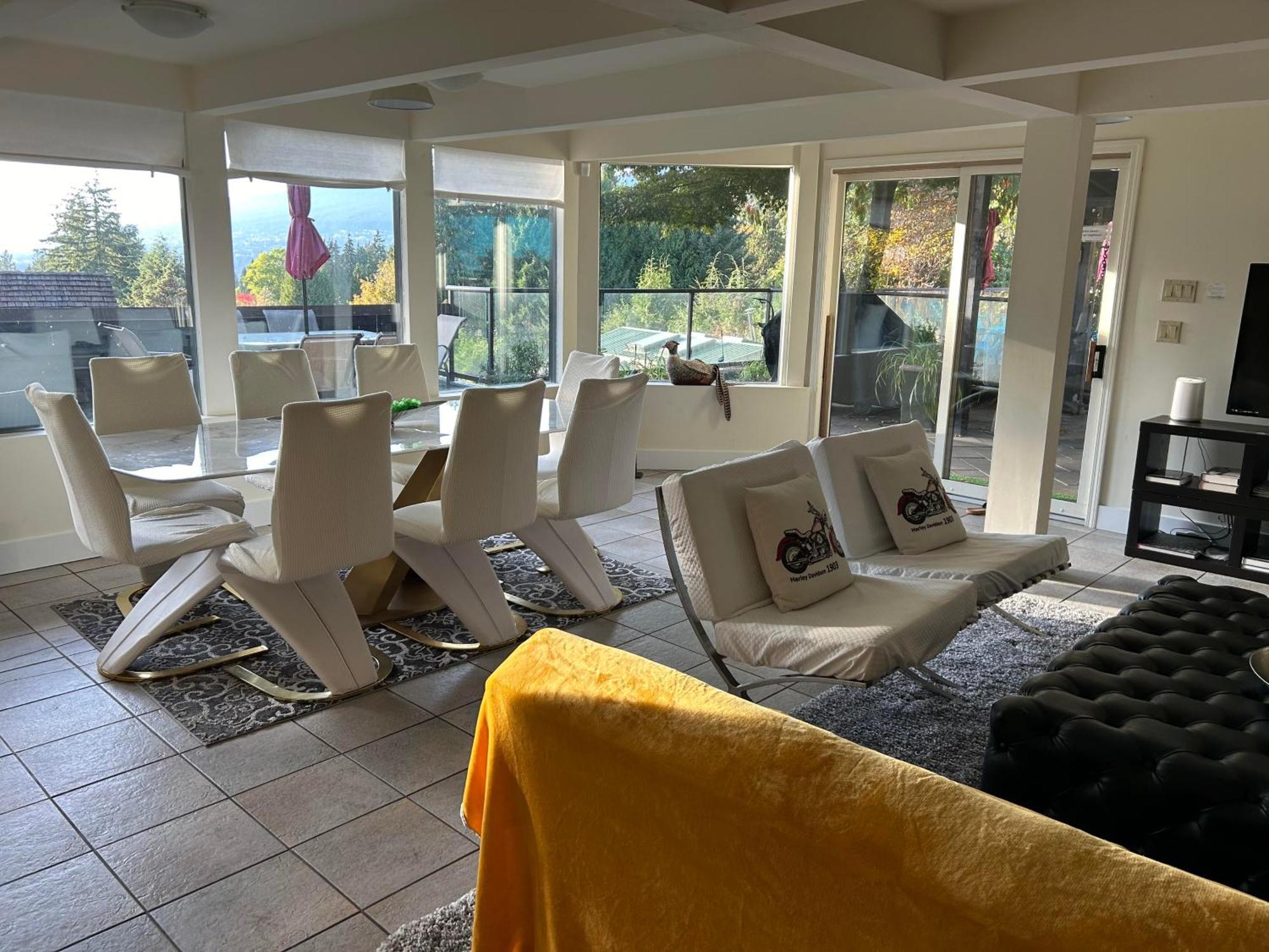 Grouse Cheerful Large Private Bedroom, Bath, Shared Deck, Pool, Hot Tub 노스밴쿠버 외부 사진