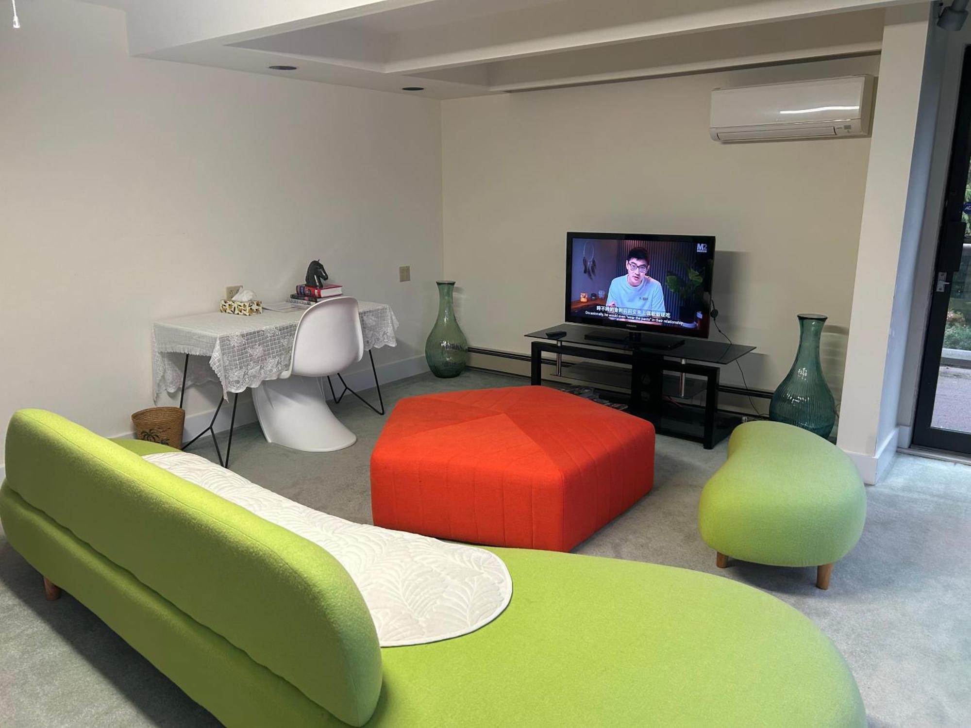 Grouse Cheerful Large Private Bedroom, Bath, Shared Deck, Pool, Hot Tub 노스밴쿠버 외부 사진