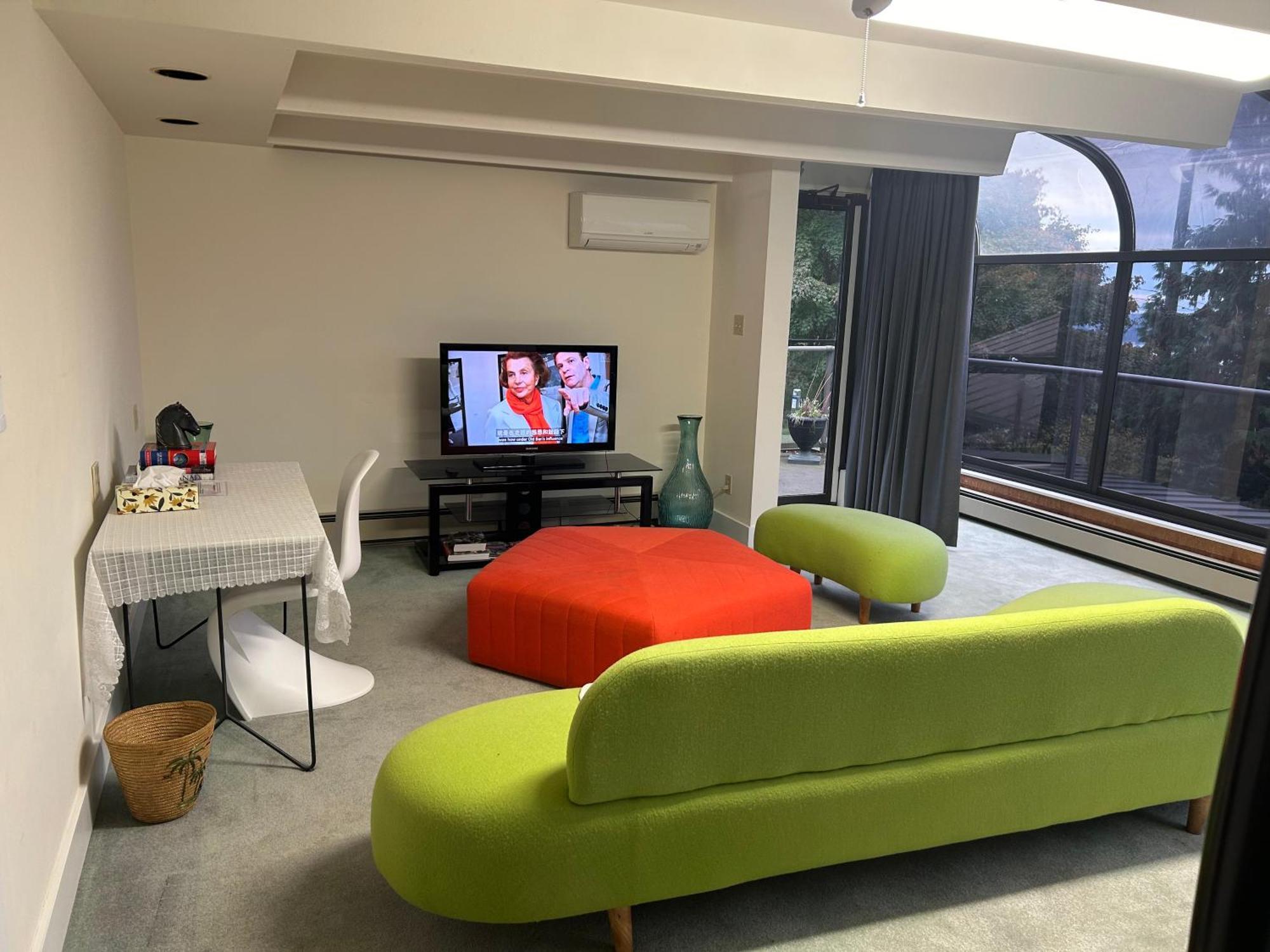 Grouse Cheerful Large Private Bedroom, Bath, Shared Deck, Pool, Hot Tub 노스밴쿠버 외부 사진