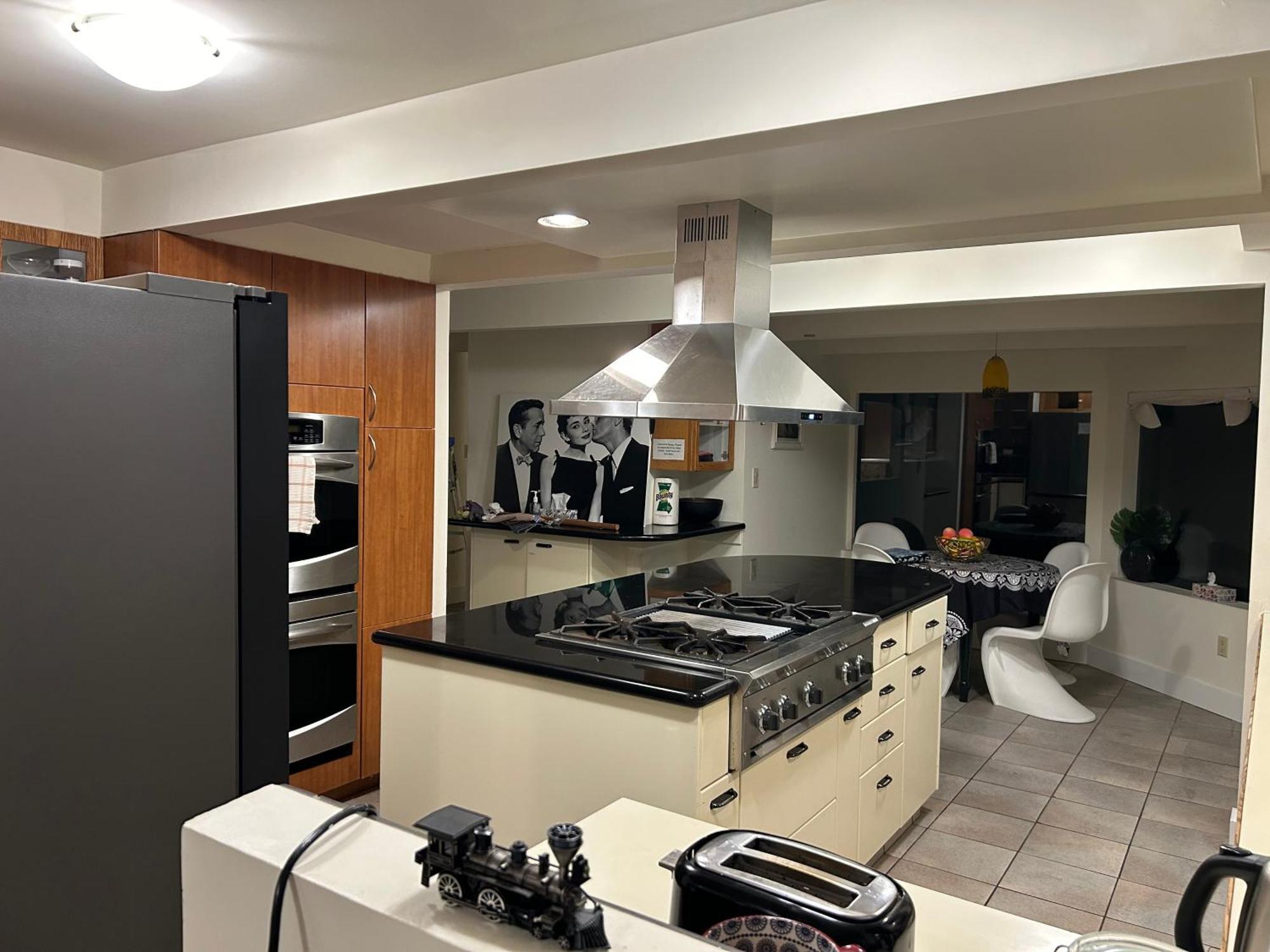 Grouse Cheerful Large Private Bedroom, Bath, Shared Deck, Pool, Hot Tub 노스밴쿠버 외부 사진