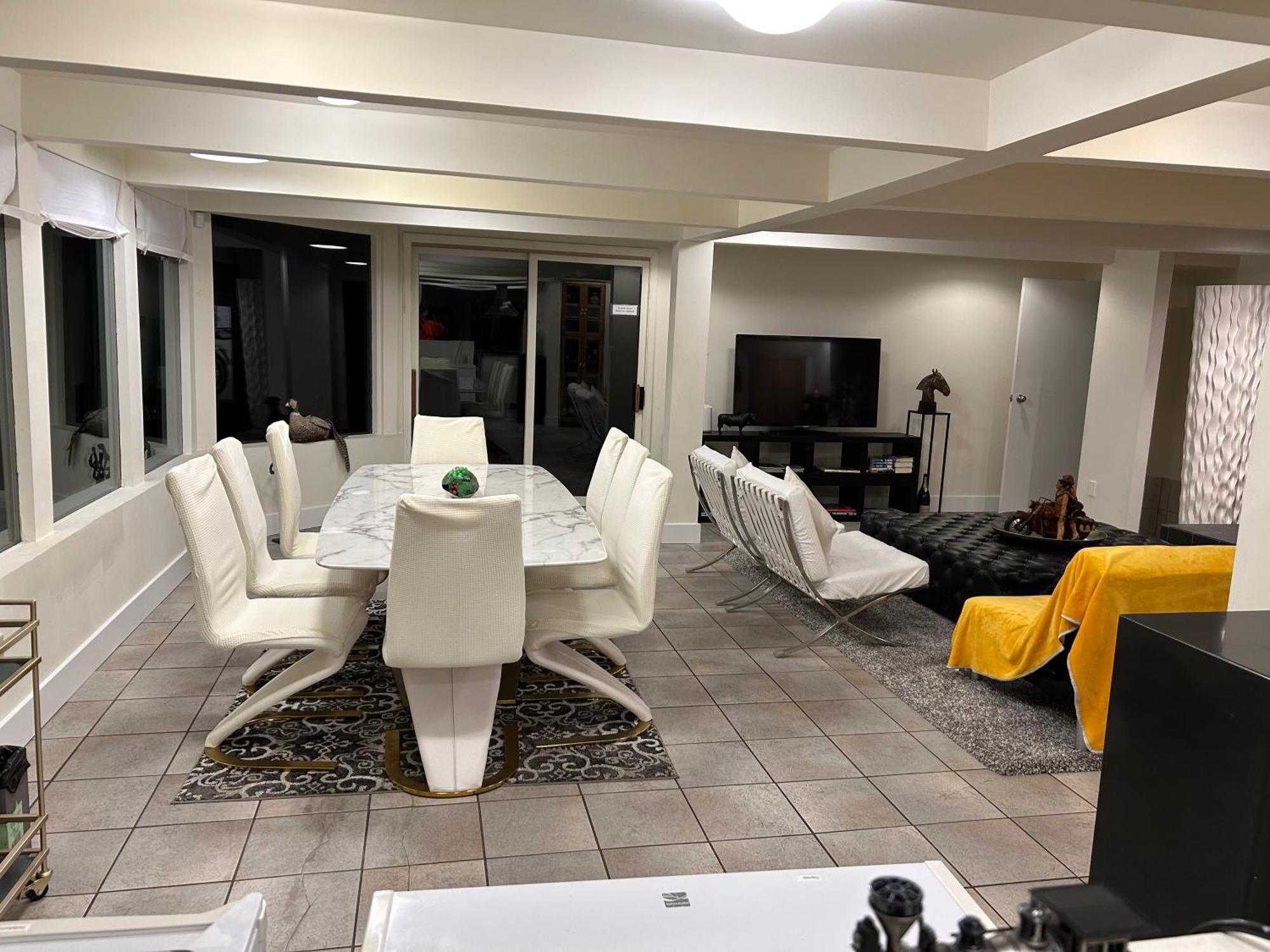 Grouse Cheerful Large Private Bedroom, Bath, Shared Deck, Pool, Hot Tub 노스밴쿠버 외부 사진