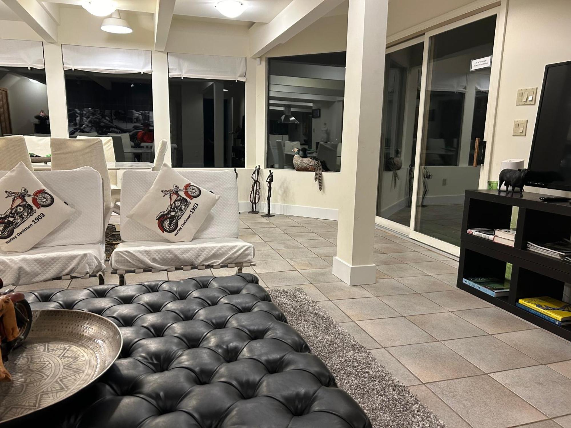 Grouse Cheerful Large Private Bedroom, Bath, Shared Deck, Pool, Hot Tub 노스밴쿠버 외부 사진