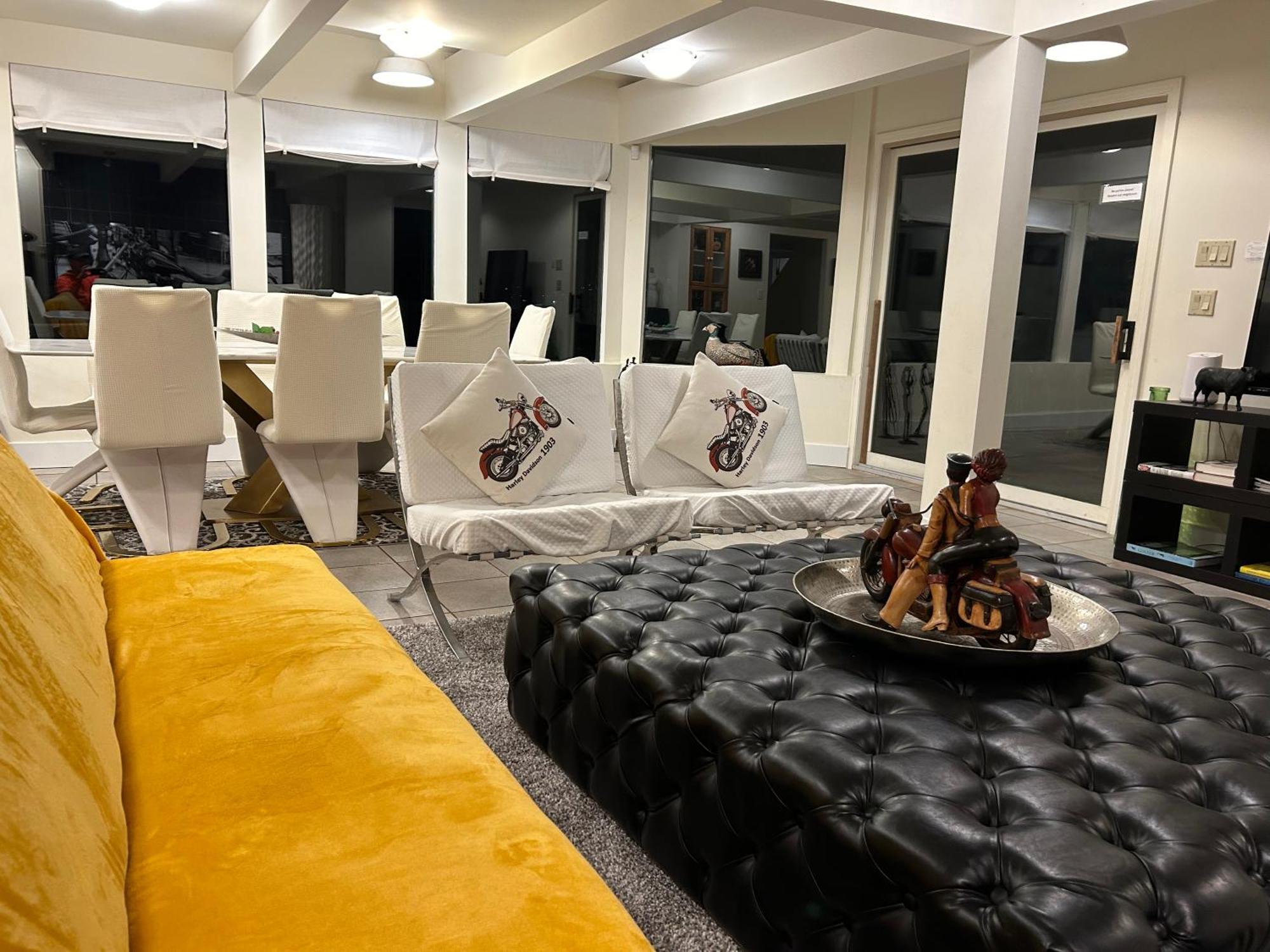 Grouse Cheerful Large Private Bedroom, Bath, Shared Deck, Pool, Hot Tub 노스밴쿠버 외부 사진