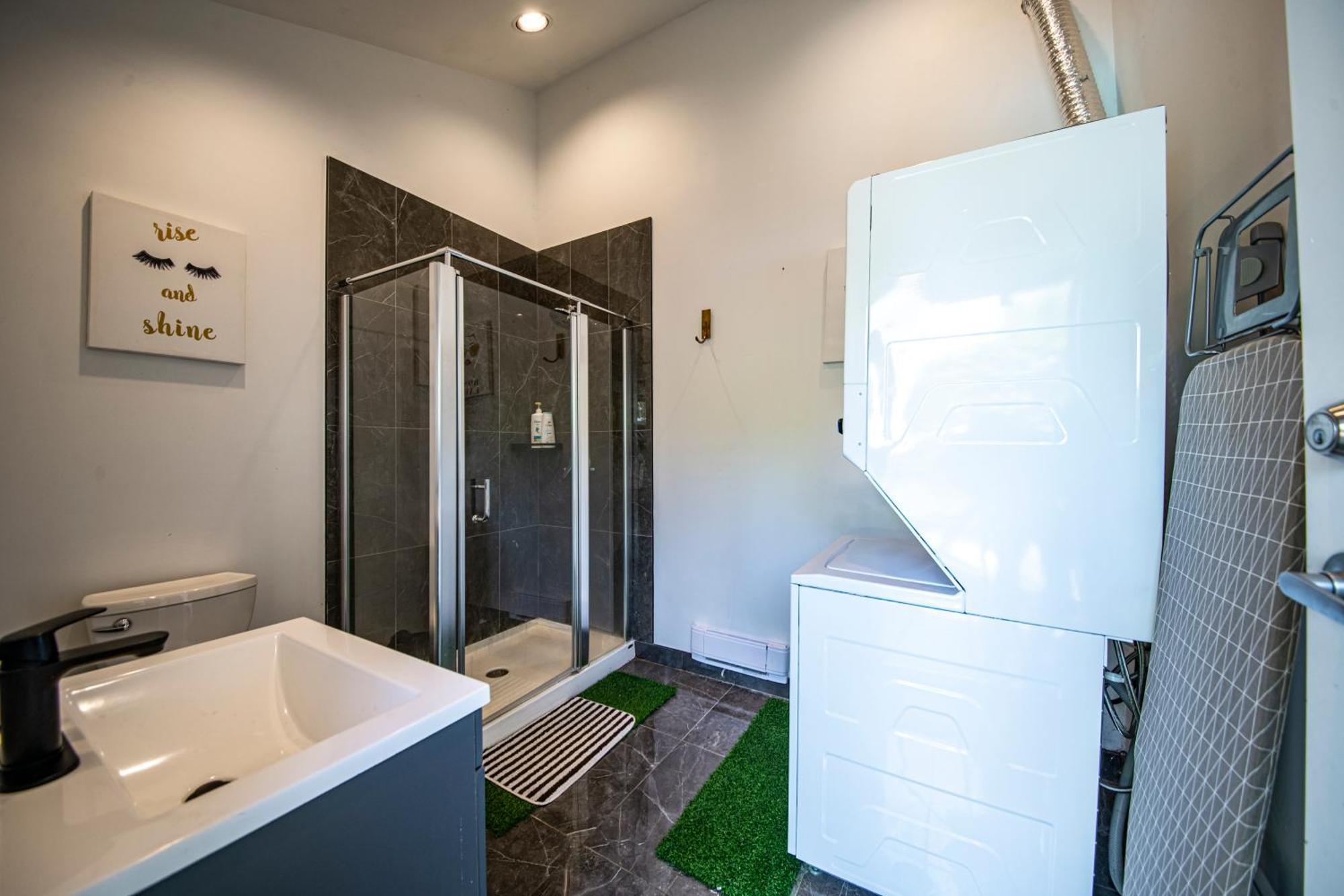 Grouse Cheerful Large Private Bedroom, Bath, Shared Deck, Pool, Hot Tub 노스밴쿠버 외부 사진