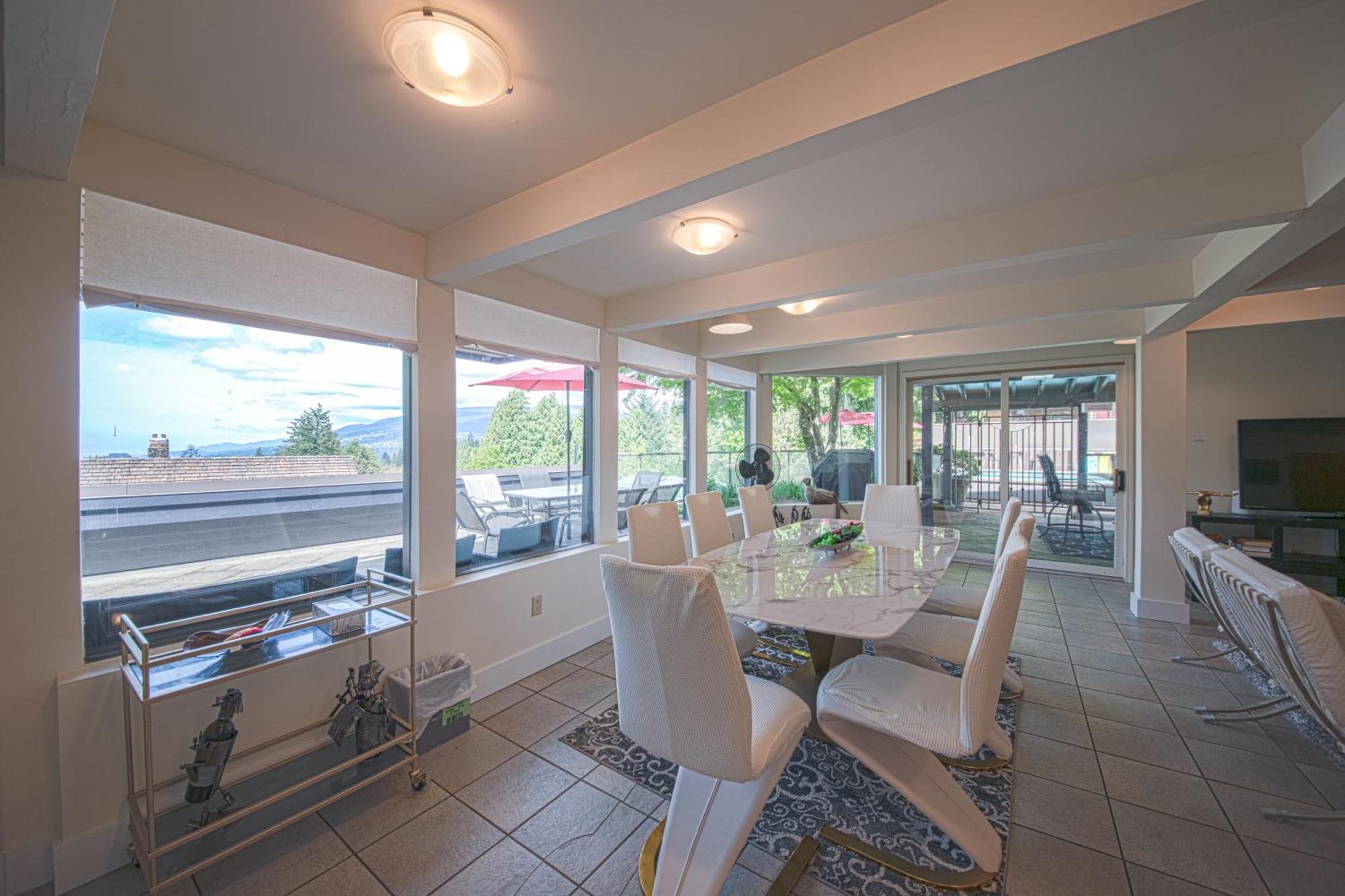 Grouse Cheerful Large Private Bedroom, Bath, Shared Deck, Pool, Hot Tub 노스밴쿠버 외부 사진