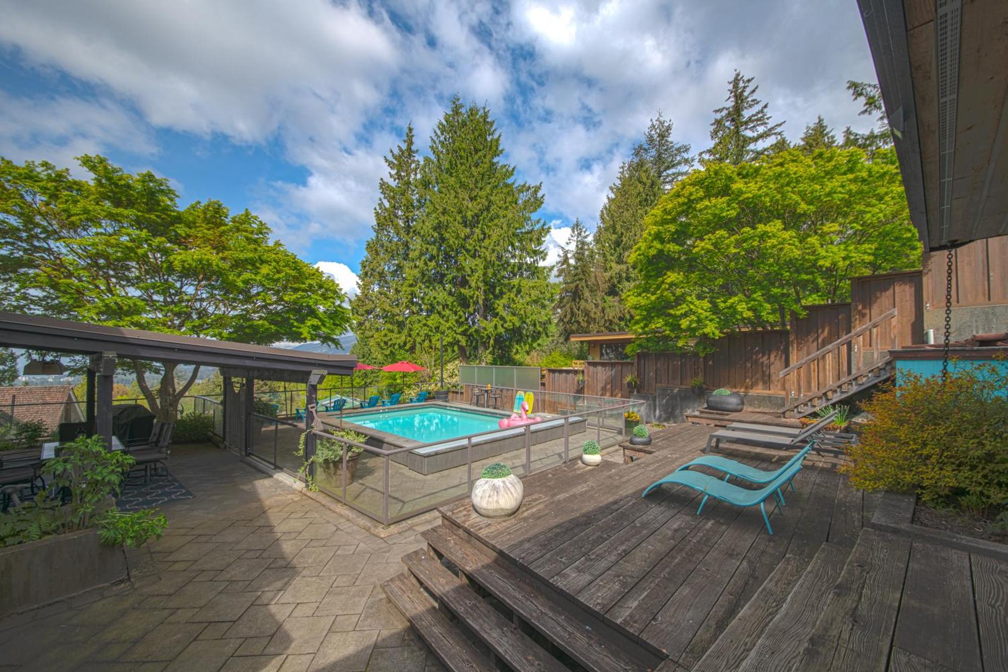 Grouse Cheerful Large Private Bedroom, Bath, Shared Deck, Pool, Hot Tub 노스밴쿠버 외부 사진
