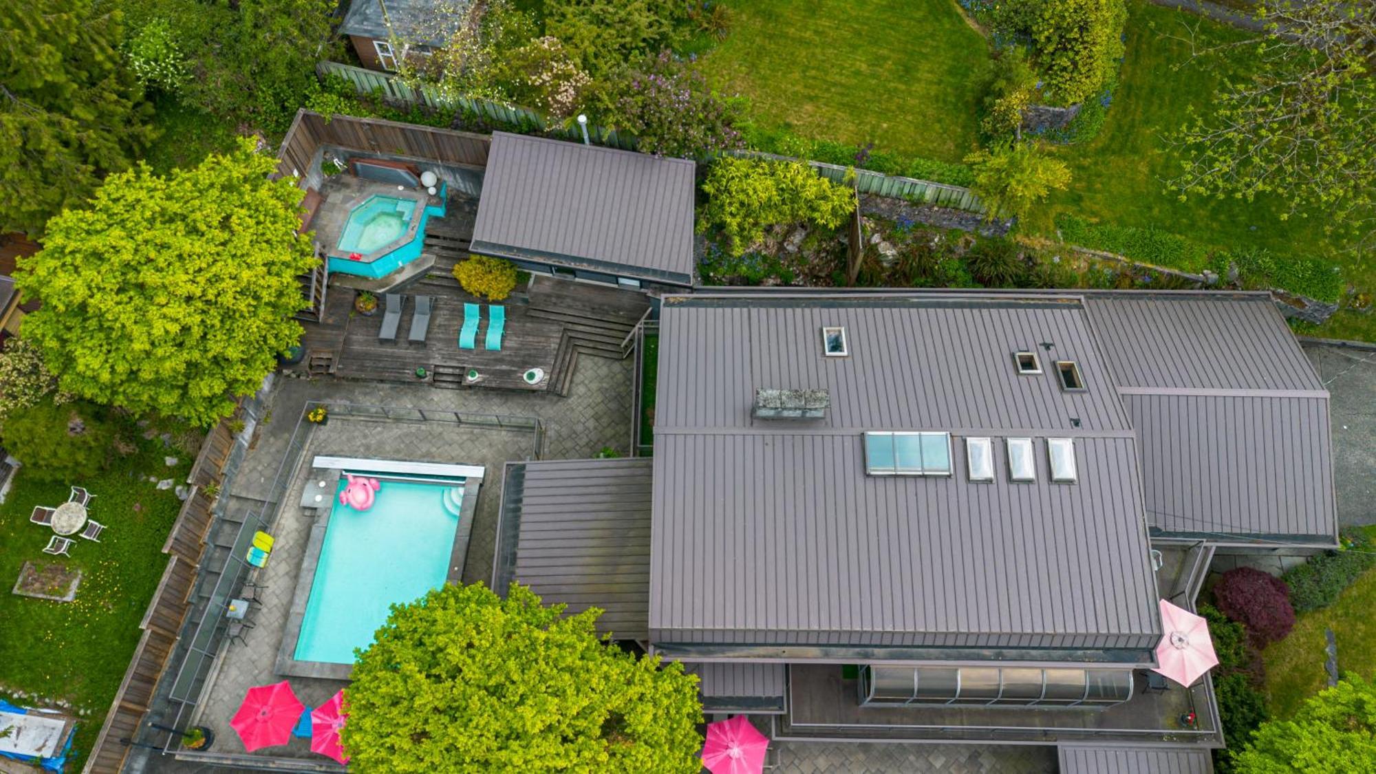 Grouse Cheerful Large Private Bedroom, Bath, Shared Deck, Pool, Hot Tub 노스밴쿠버 외부 사진