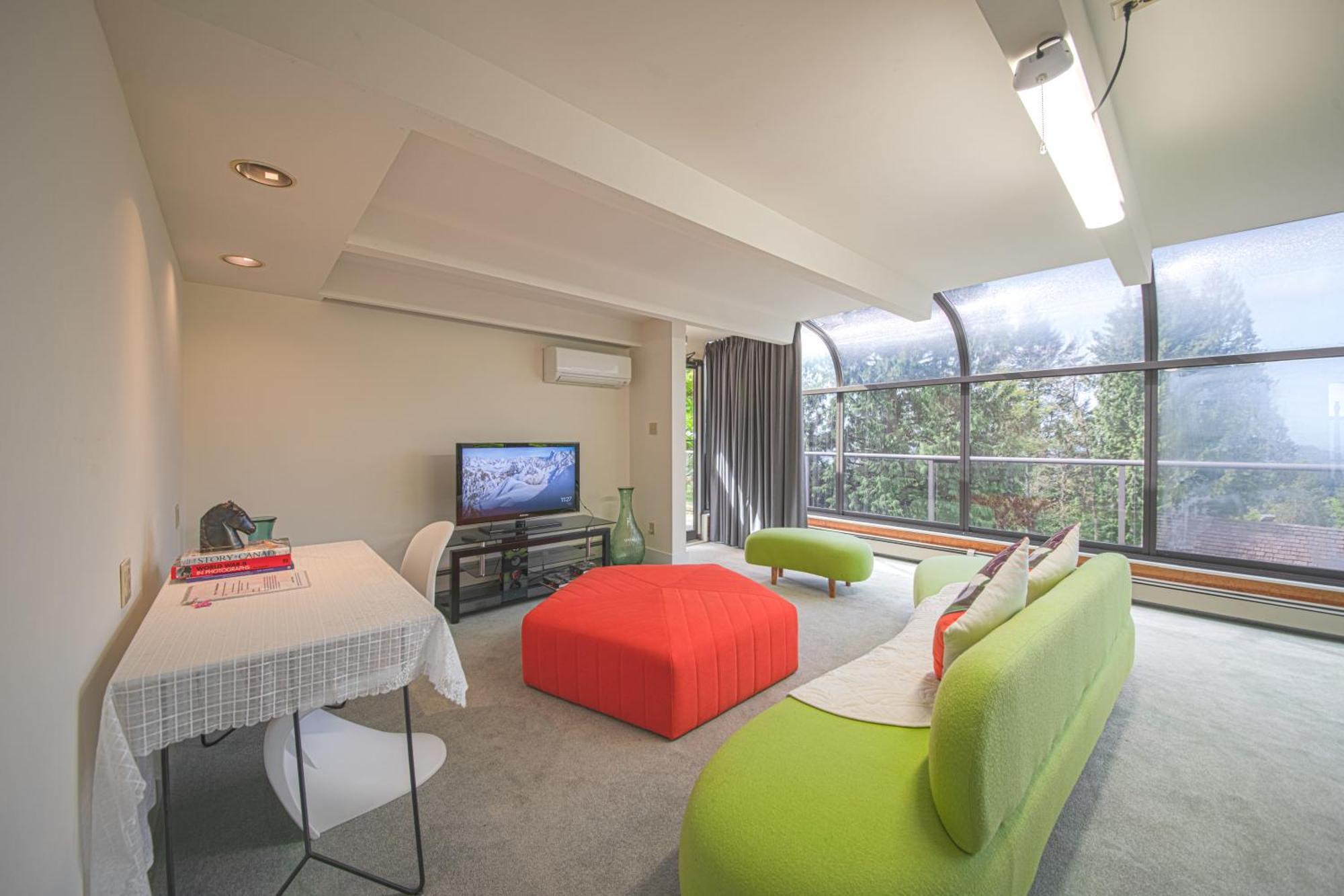 Grouse Cheerful Large Private Bedroom, Bath, Shared Deck, Pool, Hot Tub 노스밴쿠버 외부 사진
