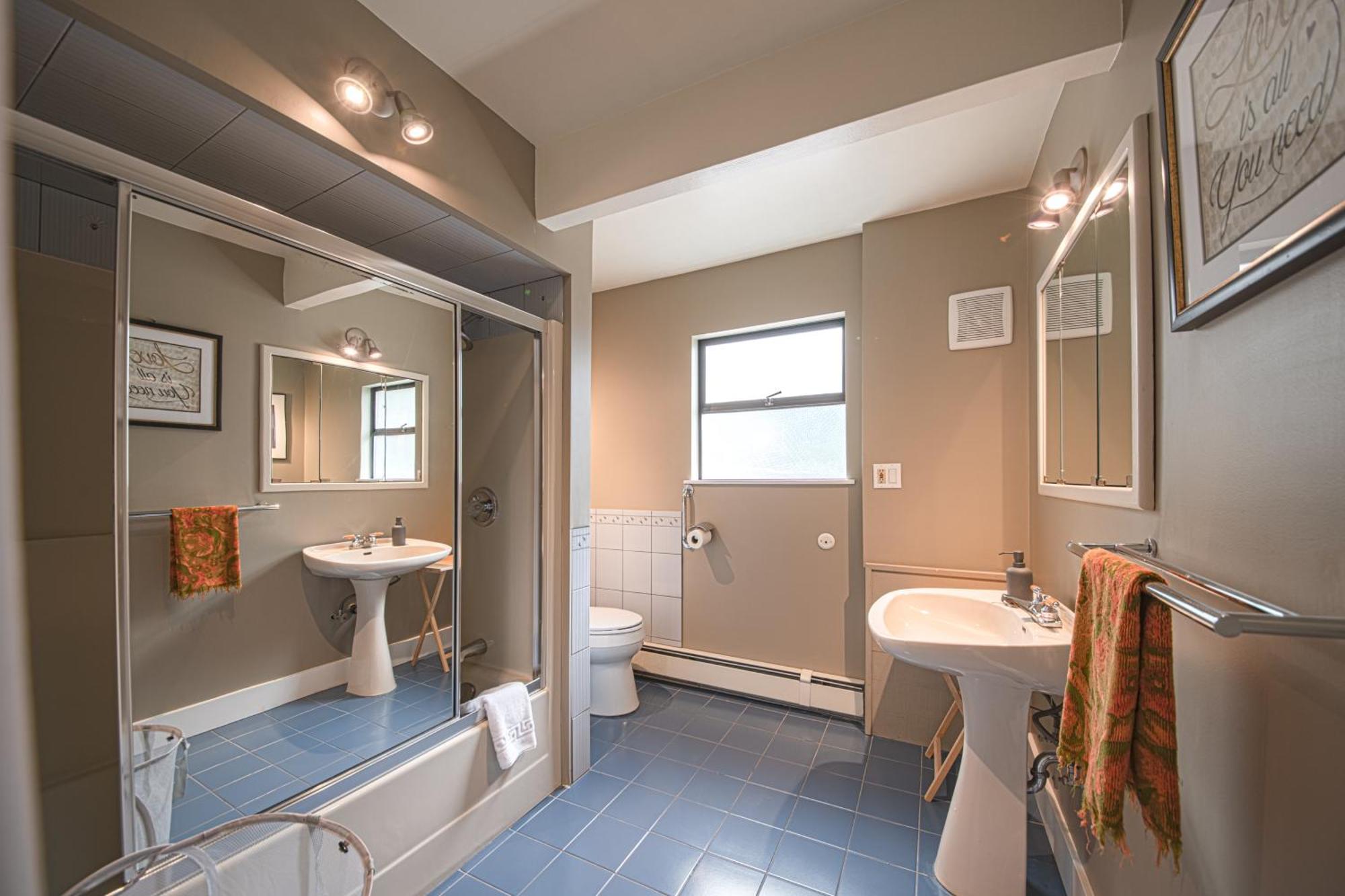 Grouse Cheerful Large Private Bedroom, Bath, Shared Deck, Pool, Hot Tub 노스밴쿠버 외부 사진