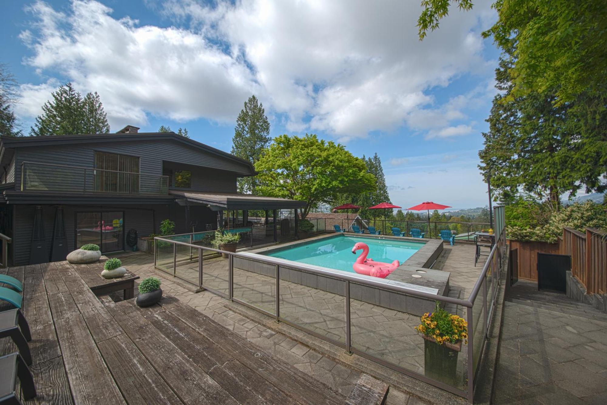 Grouse Cheerful Large Private Bedroom, Bath, Shared Deck, Pool, Hot Tub 노스밴쿠버 외부 사진