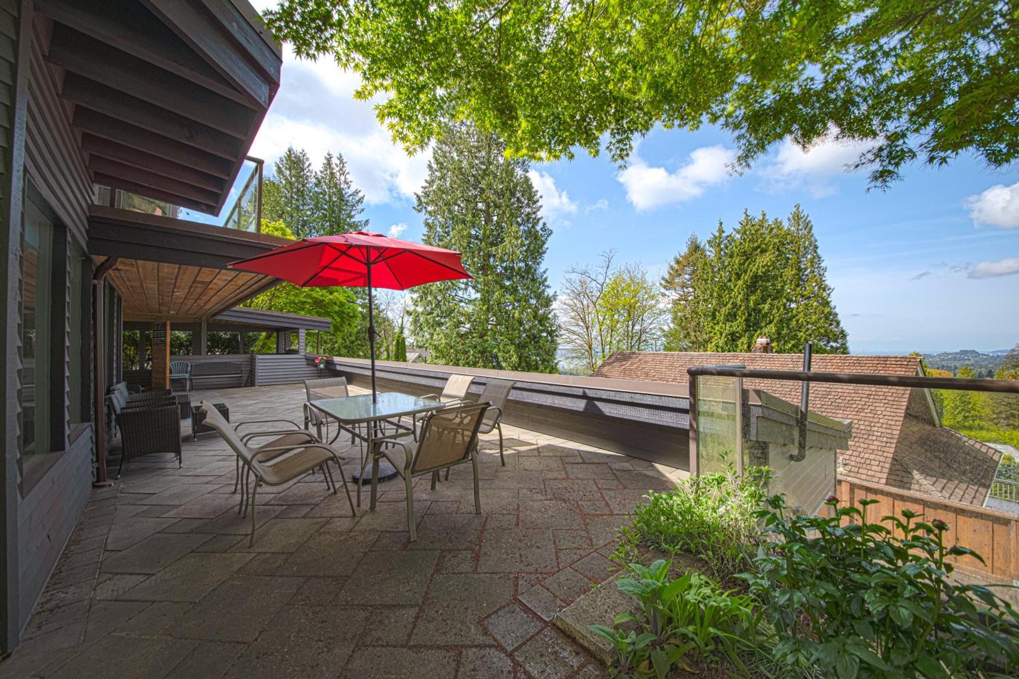 Grouse Cheerful Large Private Bedroom, Bath, Shared Deck, Pool, Hot Tub 노스밴쿠버 외부 사진